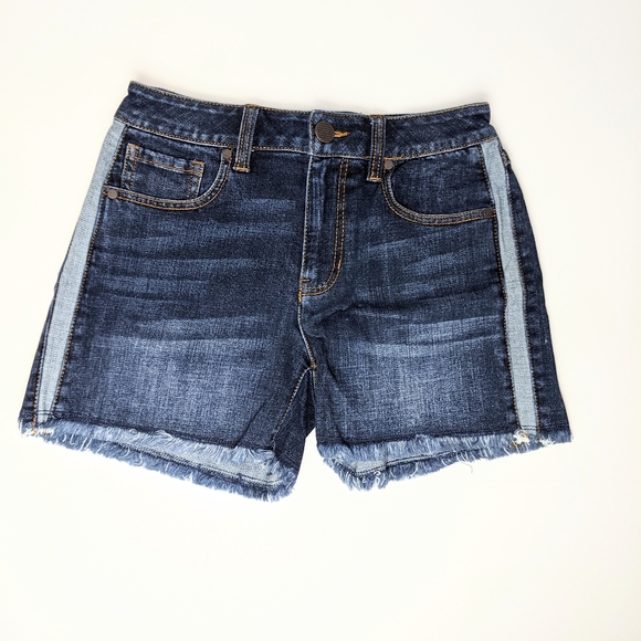 NWOT cAbi Raw Hem Jean Shorts - Picture 1 of 4